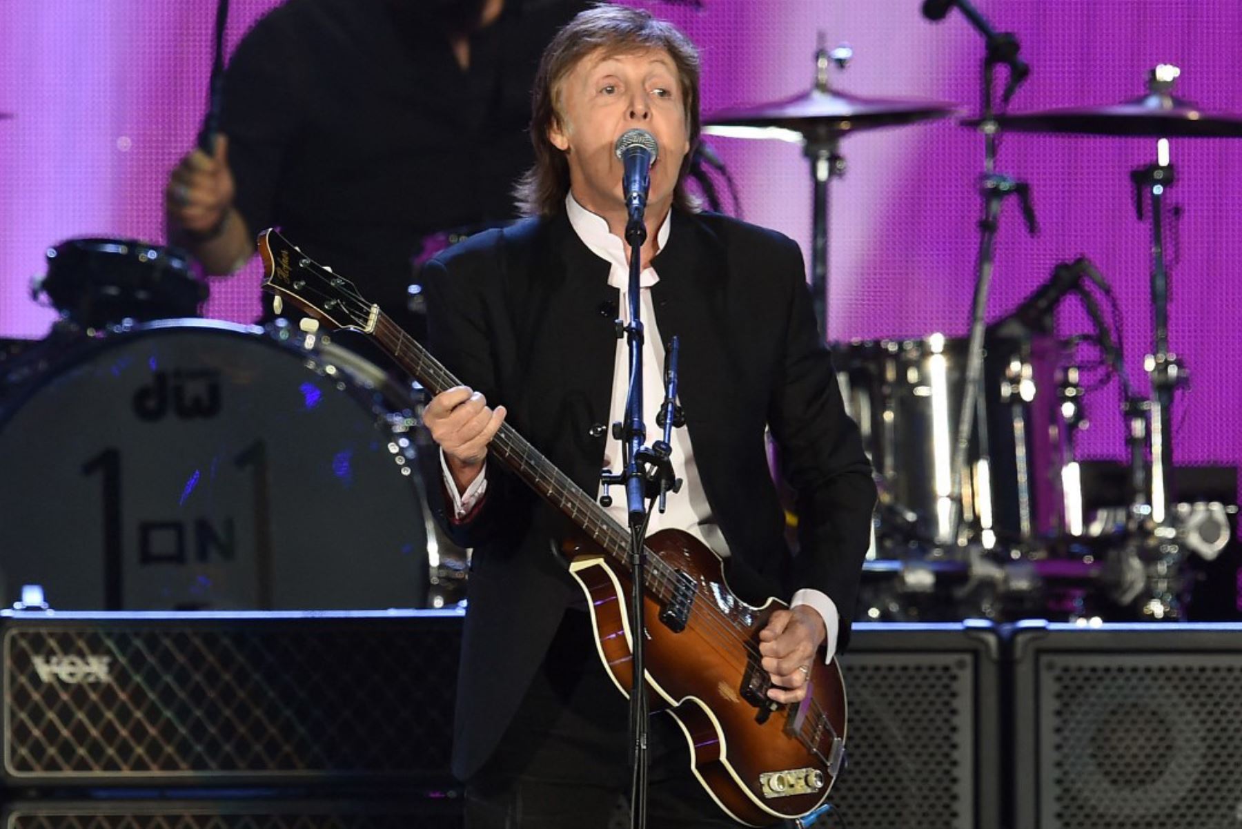 El cantante Paul McCartney se presenta en el escenario durante Desert Trip en el Empire Polo Field el 8 de octubre de 2016 en Indio, California. Foto: AFP