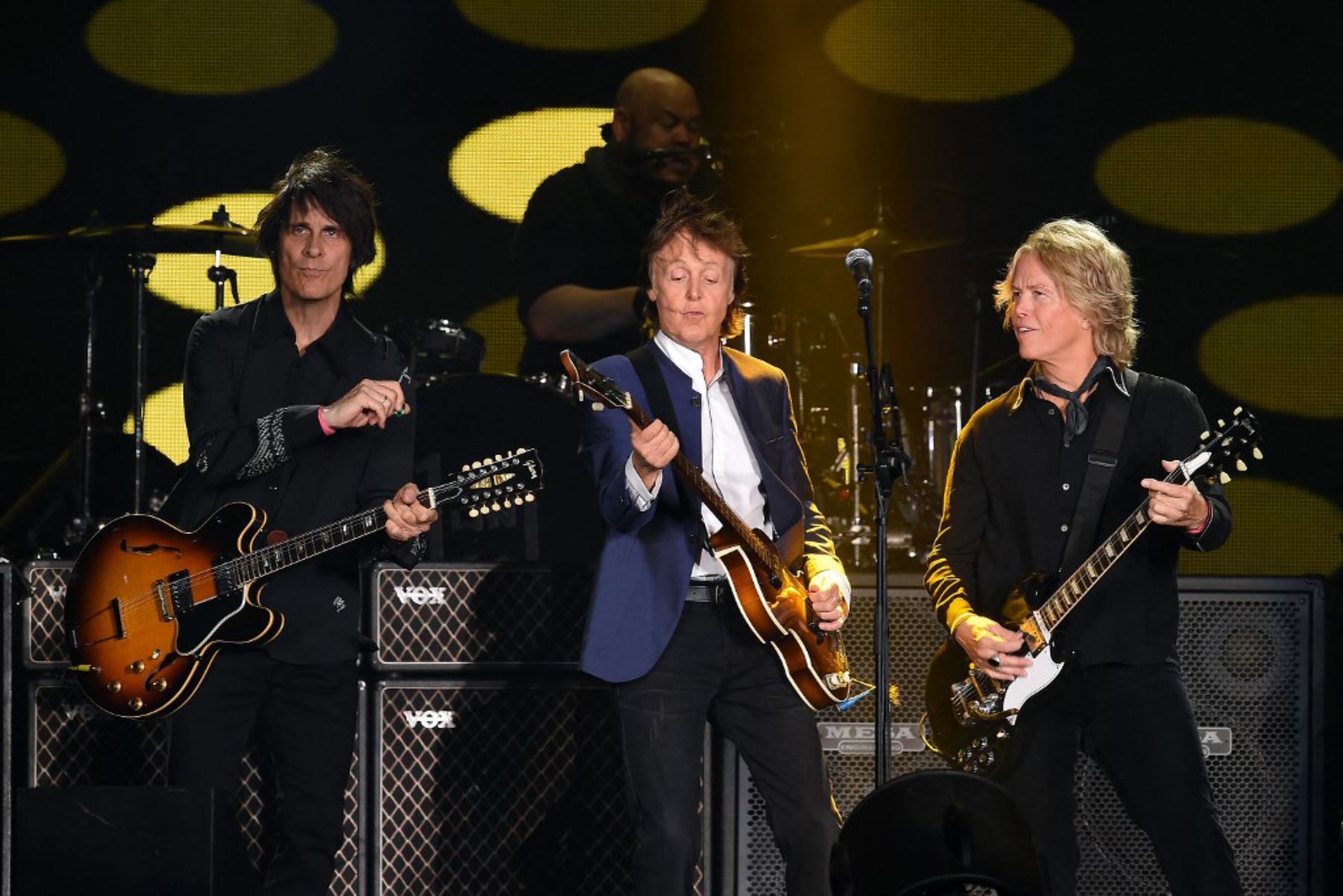 Los músicos Rusty Anderson, Paul McCartney y Brian Ray actúan durante Desert Trip en el Empire Polo Field el 15 de octubre de 2016 en Indio, California. Foto: AFP