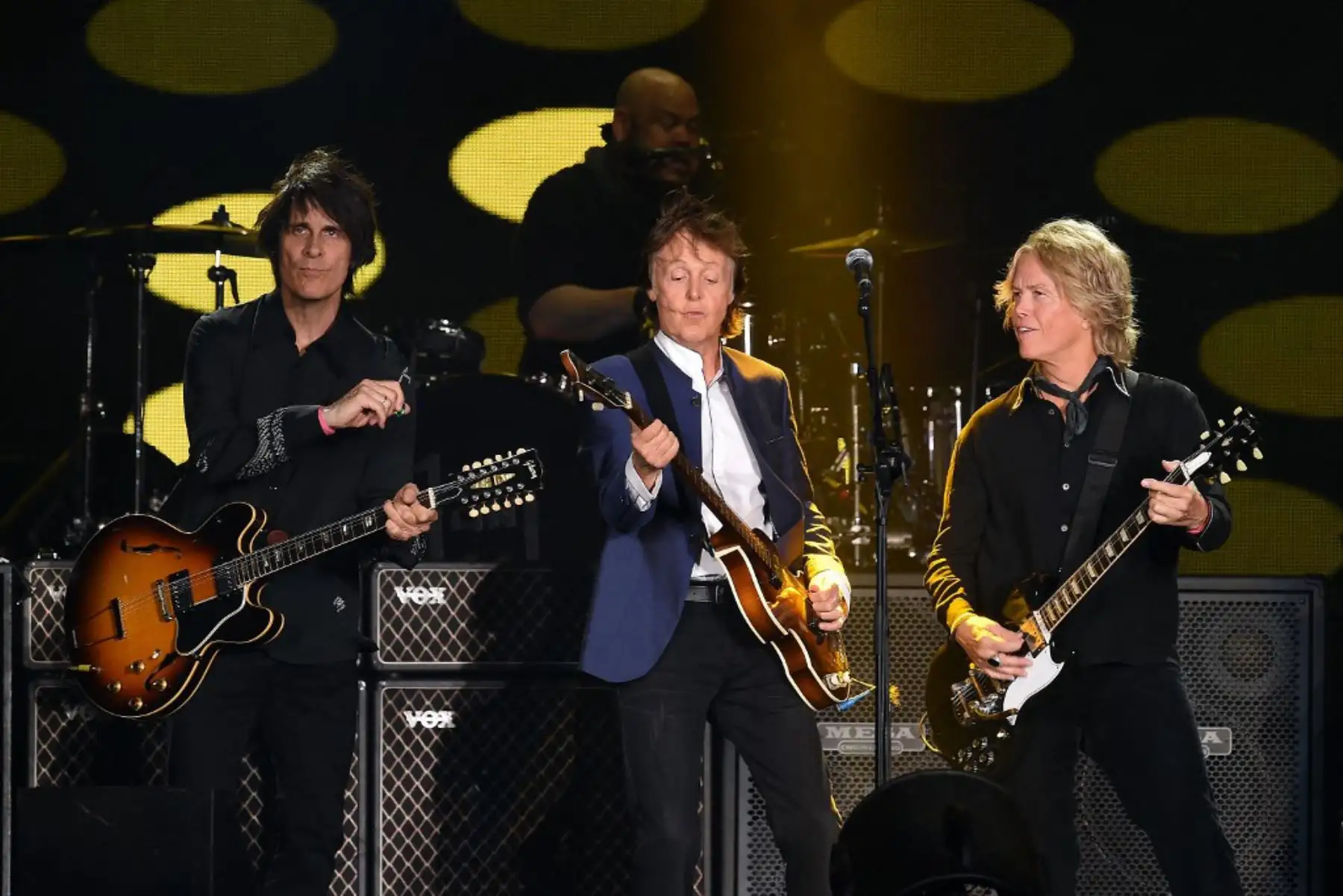 Los músicos Rusty Anderson, Paul McCartney y Brian Ray actúan durante Desert Trip en el Empire Polo Field el 15 de octubre de 2016 en Indio, California. Foto: AFP