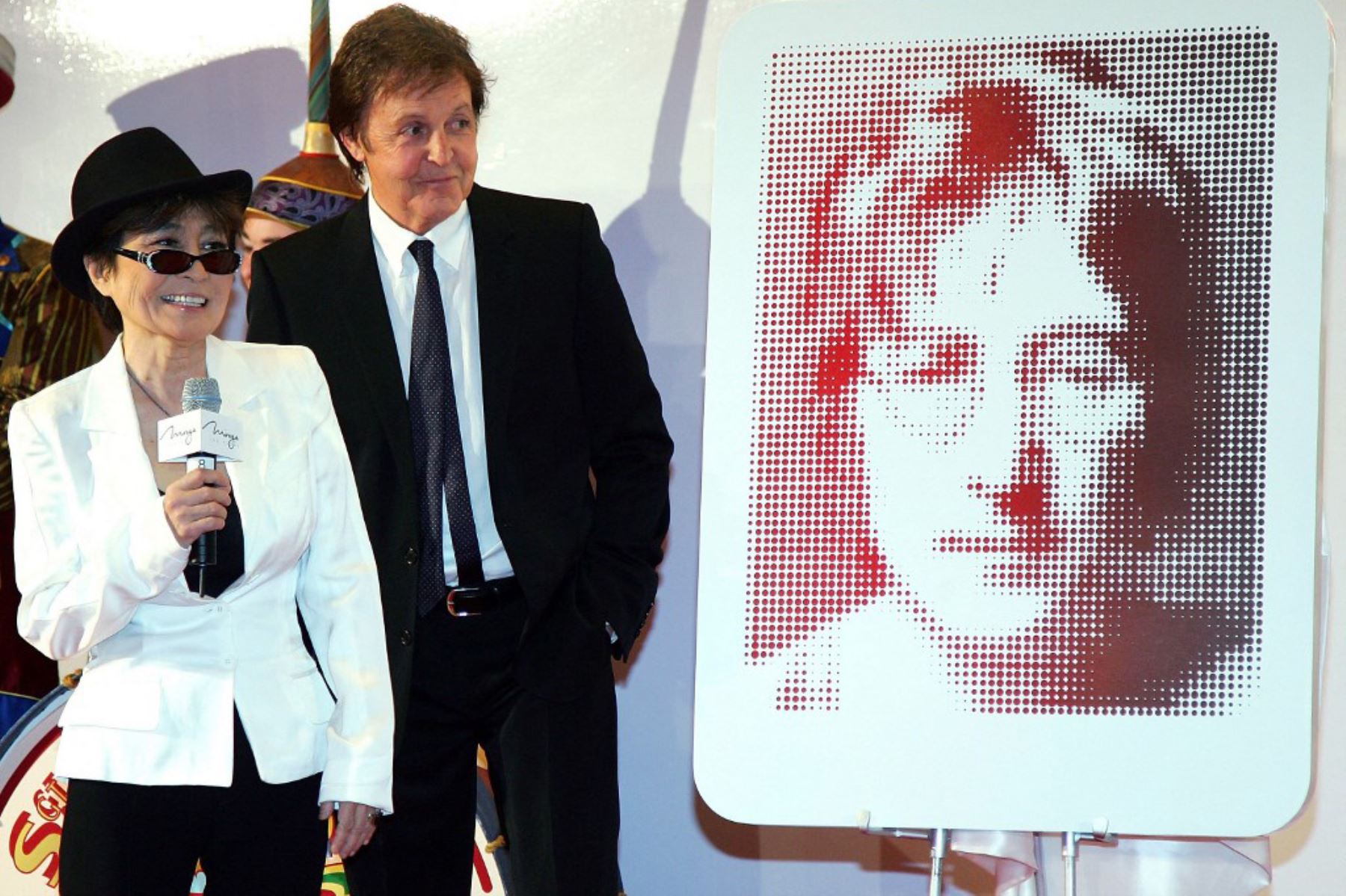 Yoko Ono y Sir Paul McCartney posan junto a una placa de John Lennon durante la celebración del primer aniversario del espectáculo "The Beatles LOVE by Cirque du Soleil" en el Mirage Hotel & Casino, el 26 de junio de 2007 en Las Vegas, Nevada.  Foto: AFP