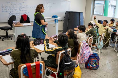 El Ministerio de Educación se ha comprometido a mejorar el sueldo del personal auxiliar, de las promotoras del Programa No Escolarizado de Educación Inicial (Pronoei), del personal administrativo, entre otros. ANDINA/Prensa Presidencia