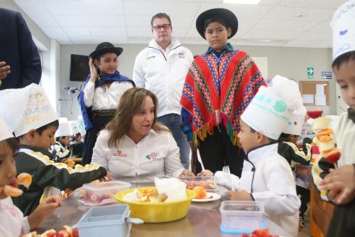 Presidenta Dina Boluarte participa en ceremonia de inauguración de escuela Bicentenario