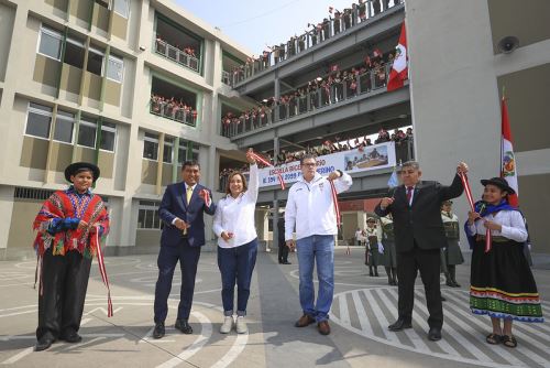 La Presidenta de la República, Dina Boluarte, participa en la ceremonia de inauguración de la escuela Bicentenario IE 2099/0394-1 Rosa Merino, en el distrito del Rímac. Foto: ANDINA/Prensa Presidencia