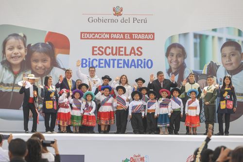 Presidenta Dina Boluarte participa en ceremonia de inauguración de escuela Bicentenario