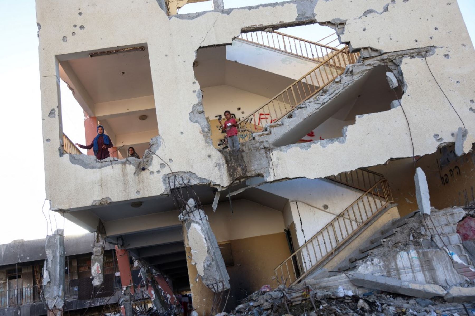 El 17 de septiembre de 2024, unos niños se encuentran en una escuela destruida por los ataques israelíes en Khan Yunis, en el sur de la Franja de Gaza, en medio de la guerra en curso entre Israel y el grupo militante Hamás. Foto: AFP