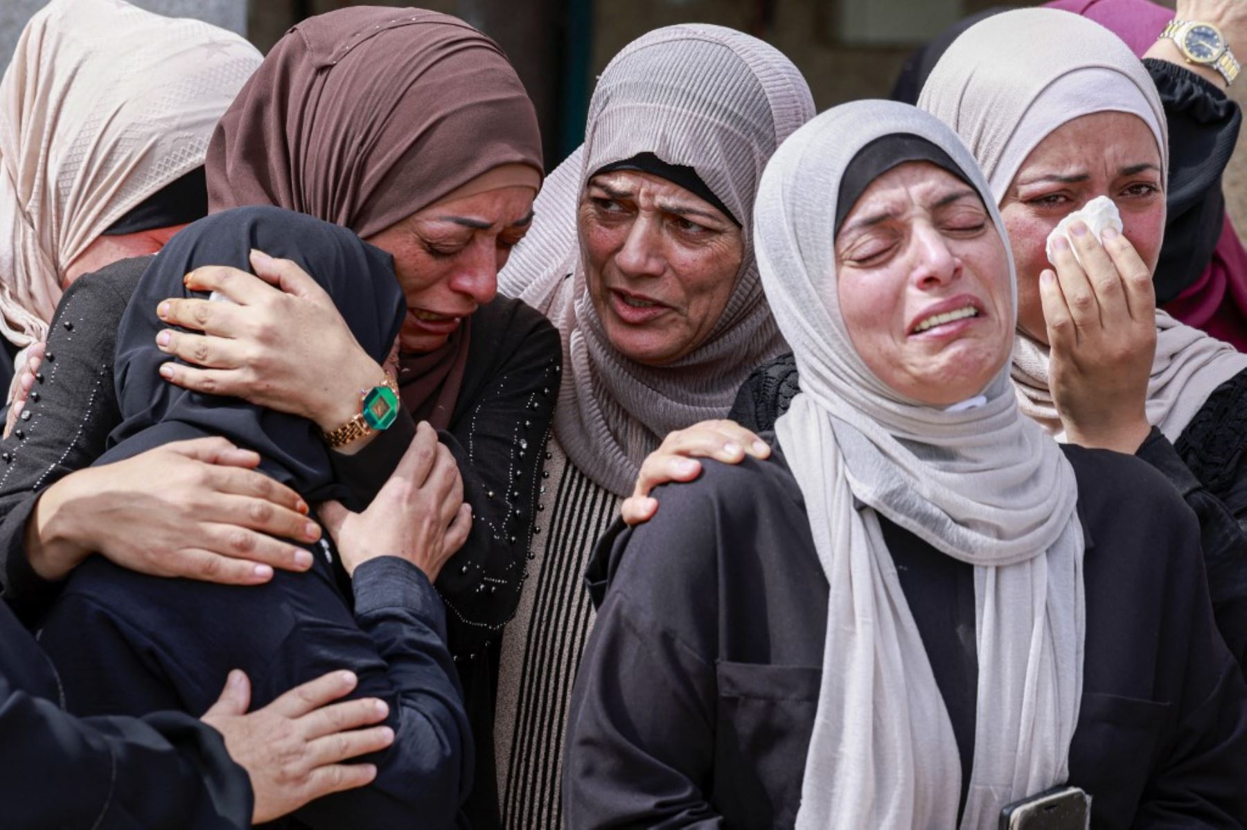 Un grupo de mujeres asiste al funeral de la palestina Deya Dwakat, quien fue asesinada en una redada militar israelí en la Cisjordania ocupada, en Balatah el 2 de octubre de 2024. Foto: AFP