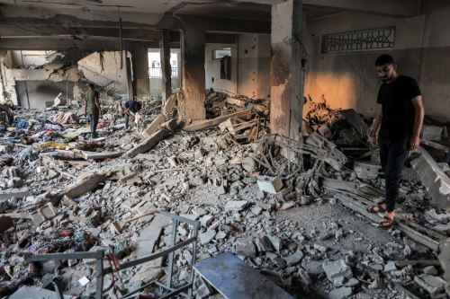 Un grupo de personas inspecciona un aula destruida tras el bombardeo israelí contra la escuela gubernamental palestina de Mascate, en la ciudad de Gaza el 2 de octubre del 2024. Foto: AFP