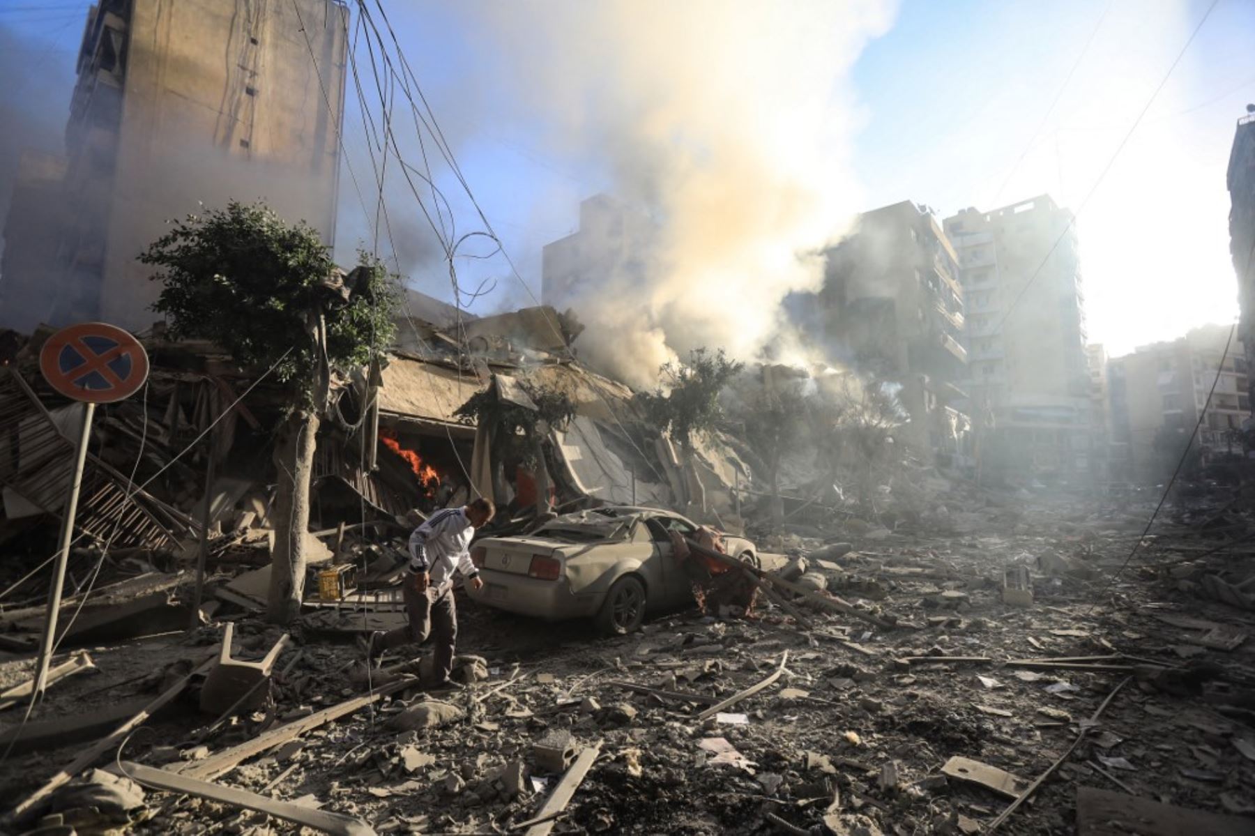 Un hombre camina entre los escombros de un edificio que fue alcanzado por un ataque aéreo israelí durante la noche que tuvo como blanco el barrio de Moawwad, en los suburbios del sur de Beirut, el 3 de octubre de 2024. Israel siguió bombardeando Beirut después de que Irán lanzara su segundo y mayor ataque contra Israel en meses. Foto: AFP