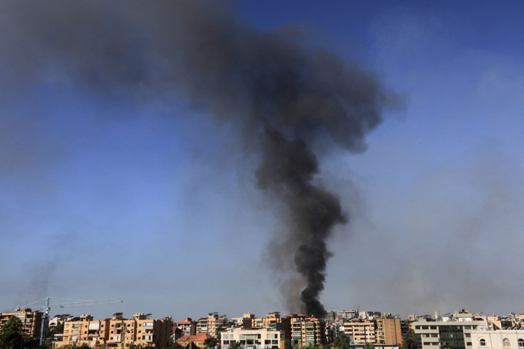 Una columna de humo se eleva desde los edificios alcanzados por un ataque aéreo israelí que tuvo como objetivo los suburbios del sur de Beirut el 3 de octubre de 2024. Israel mantuvo su bombardeo de Beirut después de que Irán lanzara su segundo y mayor ataque contra Israel en meses. Foto: AFP