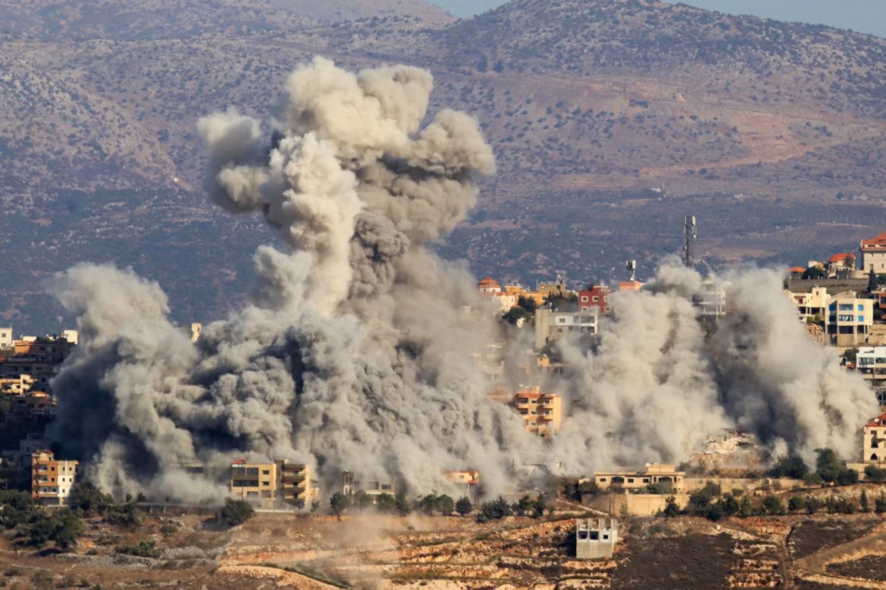 Columnas de humo durante un ataque aéreo israelí en la aldea de Khiam, en el sur del Líbano, cerca de la frontera con Israel, el 3 de octubre de 2024. Foto: AFP