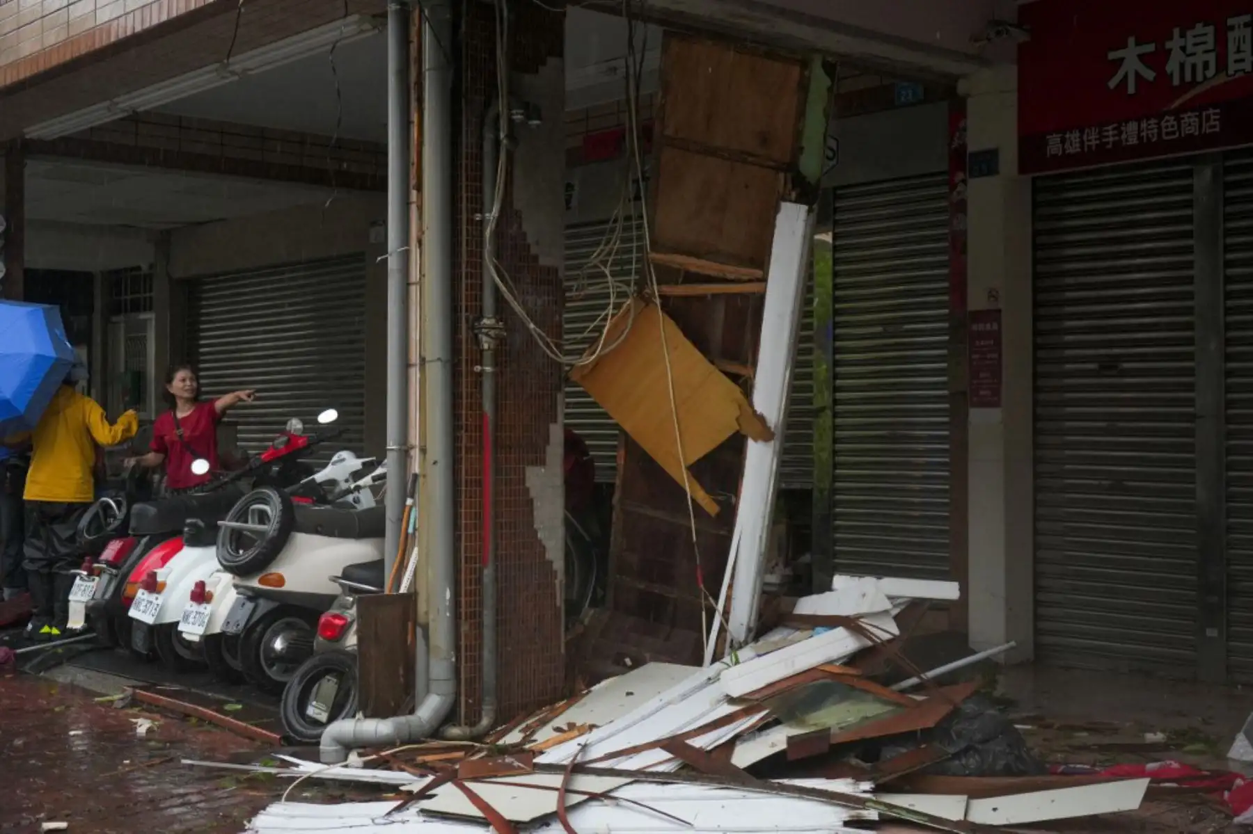 El dueño de una tienda observa los restos del tifón Krathon que tocó tierra en Kaohsiung. El tifón Krathon tocó tierra en el sur de Taiwán, según informó la agencia meteorológica de la isla, después de obligar a cerrar escuelas y oficinas por segundo día en medio de vientos y lluvias que han dejado dos muertos y más de 100 heridos. Foto: ANDINA/ AFP