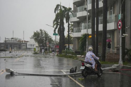 Dos muertos y más de 100 heridos deja el ciclón Krathon en su llegada a Taiwán