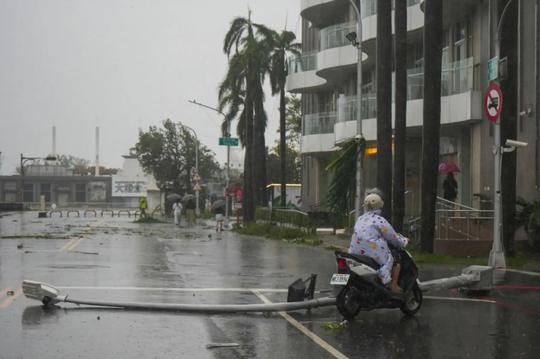 El tifón Krathon tocó tierra el jueves en el sur de Taiwán, dijo la agencia meteorológica de la isla, que cerró por segundo día consecutivo escuelas y oficinas ante esta tormenta que ya ha dejado dos muertos y más de cien heridos. Foto. ANDINA/AFP