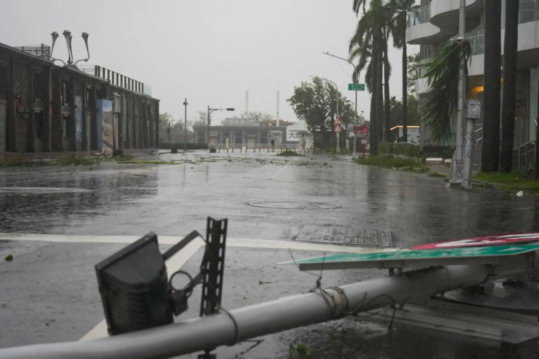 Se ve una farola caída después de que el tifón Krathon tocara tierra en Kaohsiung. El tifón Krathon tocó tierra en el sur de Taiwán, según informó la agencia meteorológica de la isla, después de obligar a las escuelas y oficinas a cerrar por segundo día en medio de vientos y lluvias que han dejado dos muertos y más de 100 heridos. Foto. ANDINA/AFP
