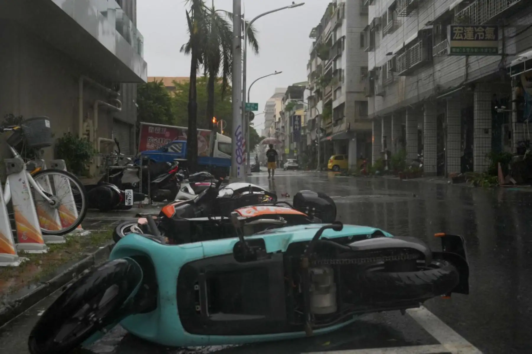 Se ven scooters caídos después de que el tifón Krathon tocara tierra en Kaohsiung. El tifón Krathon tocó tierra en el sur de Taiwán, dijo la agencia meteorológica de la isla, después de obligar a las escuelas y oficinas a cerrar por segundo día en medio de vientos y lluvias que han dejado dos muertos y más de 100 heridos. Foto: ANDINA/AFP