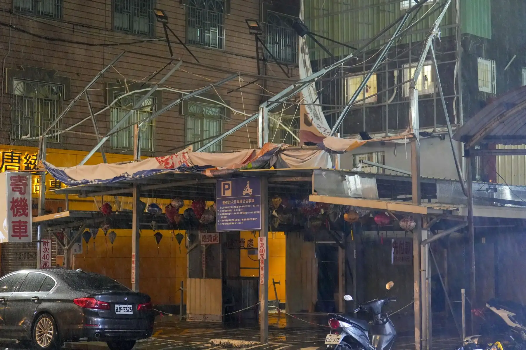 Se ven los restos del tifón Krathon que azotó Kaohsiung. El tifón Krathon azotó Taiwán, provocando deslizamientos de tierra, inundaciones y vientos destructivos en la isla cerrada, donde al menos dos personas murieron a causa de la tormenta y miles fueron evacuadas. Foto: ANDINA/AFP
