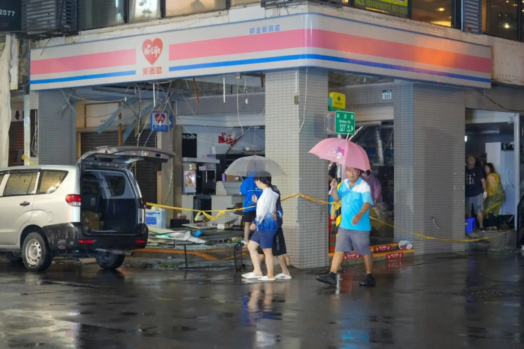El personal de una tienda de conveniencia limpia los escombros después de que el tifón Krathon tocara tierra en Kaohsiung. El tifón Krathon azotó Taiwán, provocando deslizamientos de tierra, inundaciones y vientos destructivos en la isla cerrada, donde al menos dos personas murieron en la tormenta y miles fueron evacuadas. 
Foto: ANDINA/AFP
