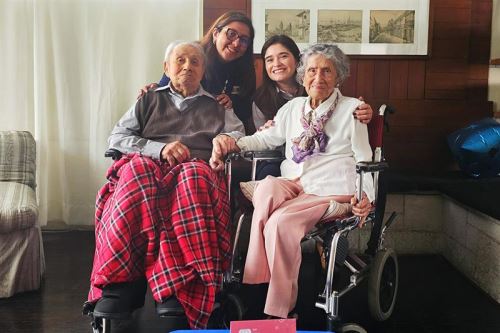 Pensionista de la ONP, Carlos Inga de 102 años y su esposa Josefina Parra de 104 años. Foto: Cortesía.ANDINA/Difusión