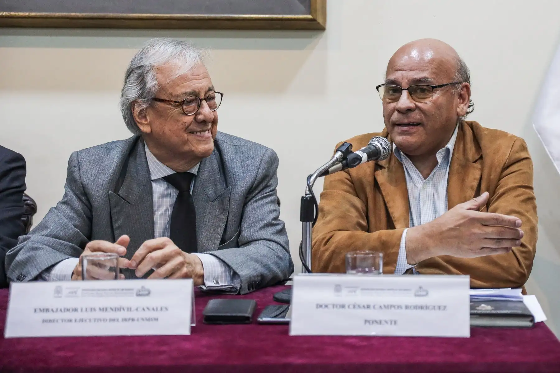 Embajador Luis Mendívil-Canales y César Campos Rodríguez asistieron a la conferencia "Porras y el periodismo". Foto: ANDINA/Connie Calderón
