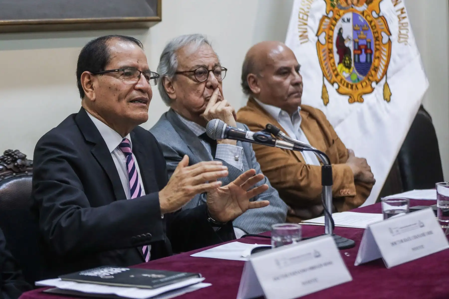 Doctor Raúl Chanamé Orbe, el Embajador Luis Mendívil-Canales y el Doctor César Campos Rodríguez asistieron a la conferencia "Porras y el periodismo". Foto: ANDINA/Connie Calderón