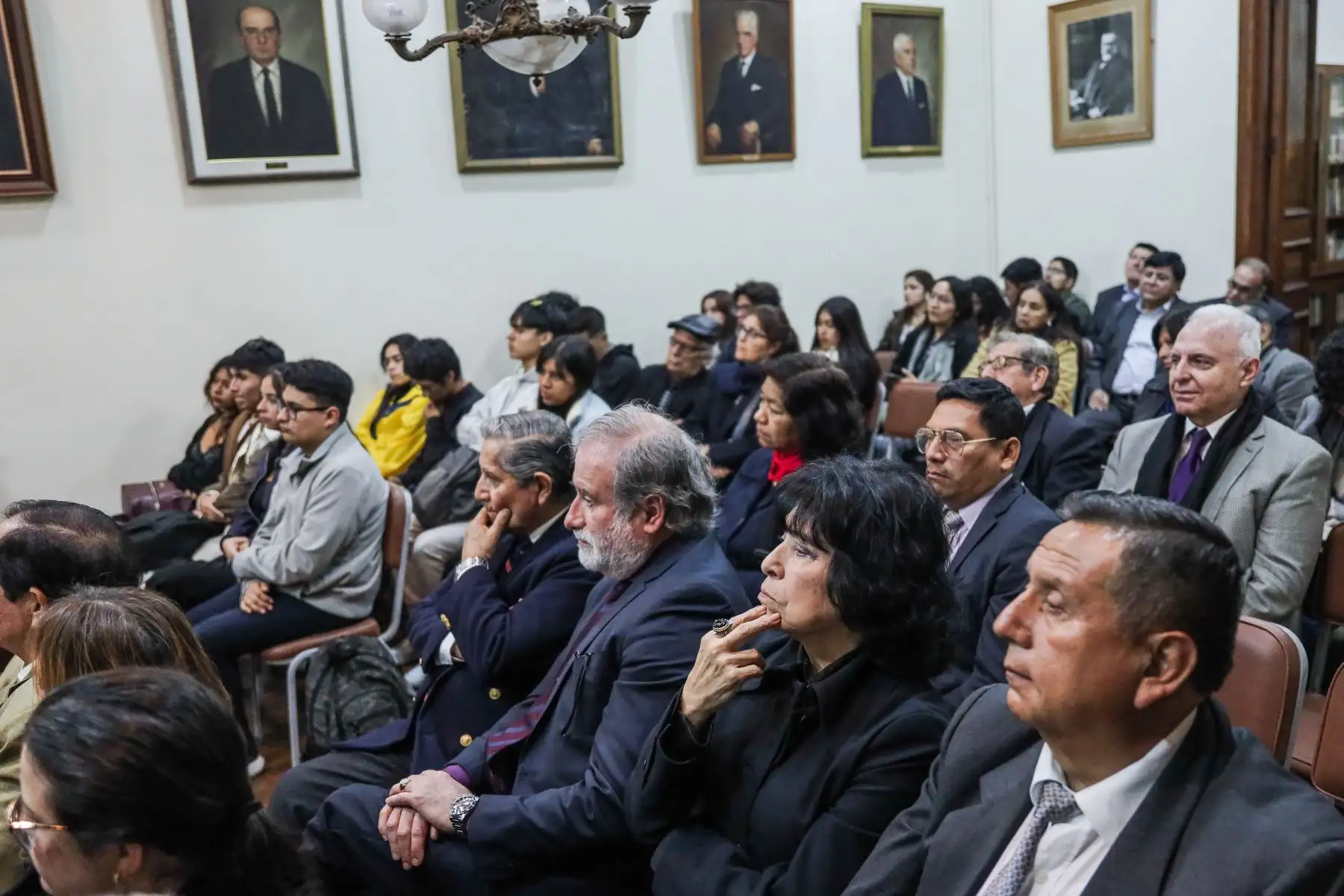 La conferencia "Porras y el periodismo" estuvo a cargo del doctor Raúl Chanamé Orbe, Fernando Obregón Rossi y César Campos Rodríguez. Foto: ANDINA/Connie Calderón