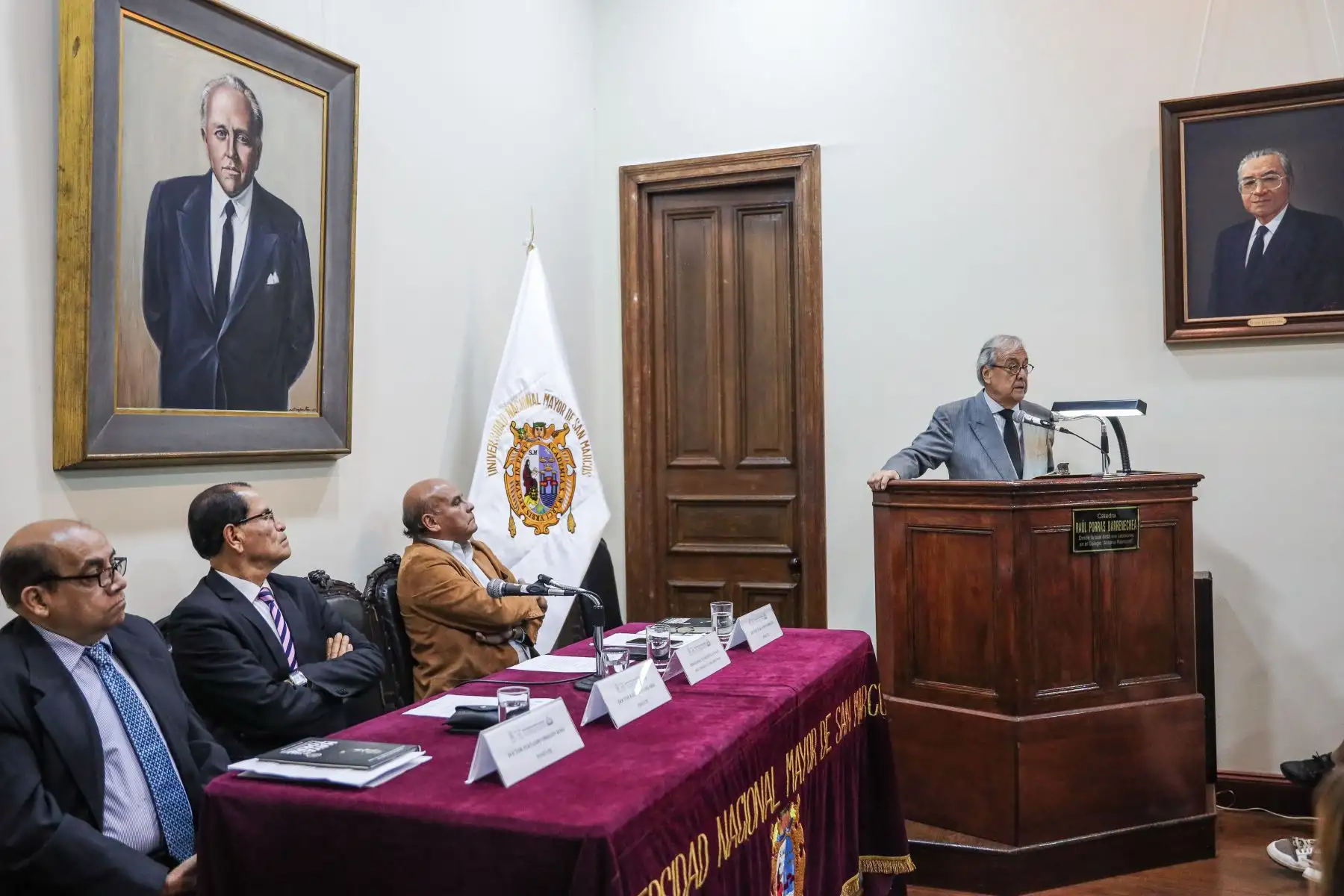 Embajador Luis Mendívil-Canales participó de la conferencia "Porras y el periodismo". Foto: ANDINA/Connie Calderón