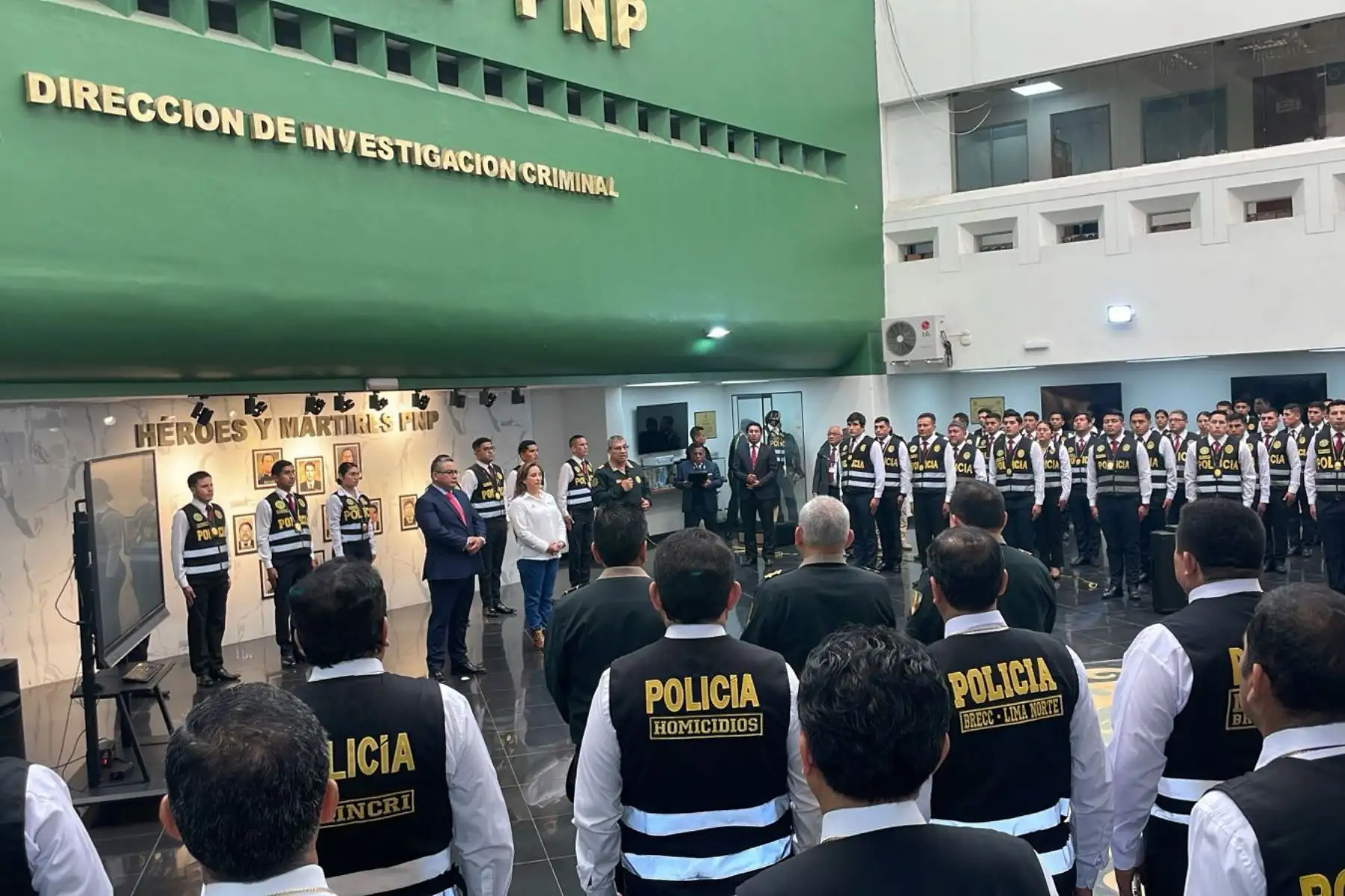 La presidenta de la República, Dina Boluarte, inauguró las actividades de la Central 111, línea telefónica de atención gratuita e inmediata frente a casos de extorsiones.Foto: ANDINA/Prensa Presidencia