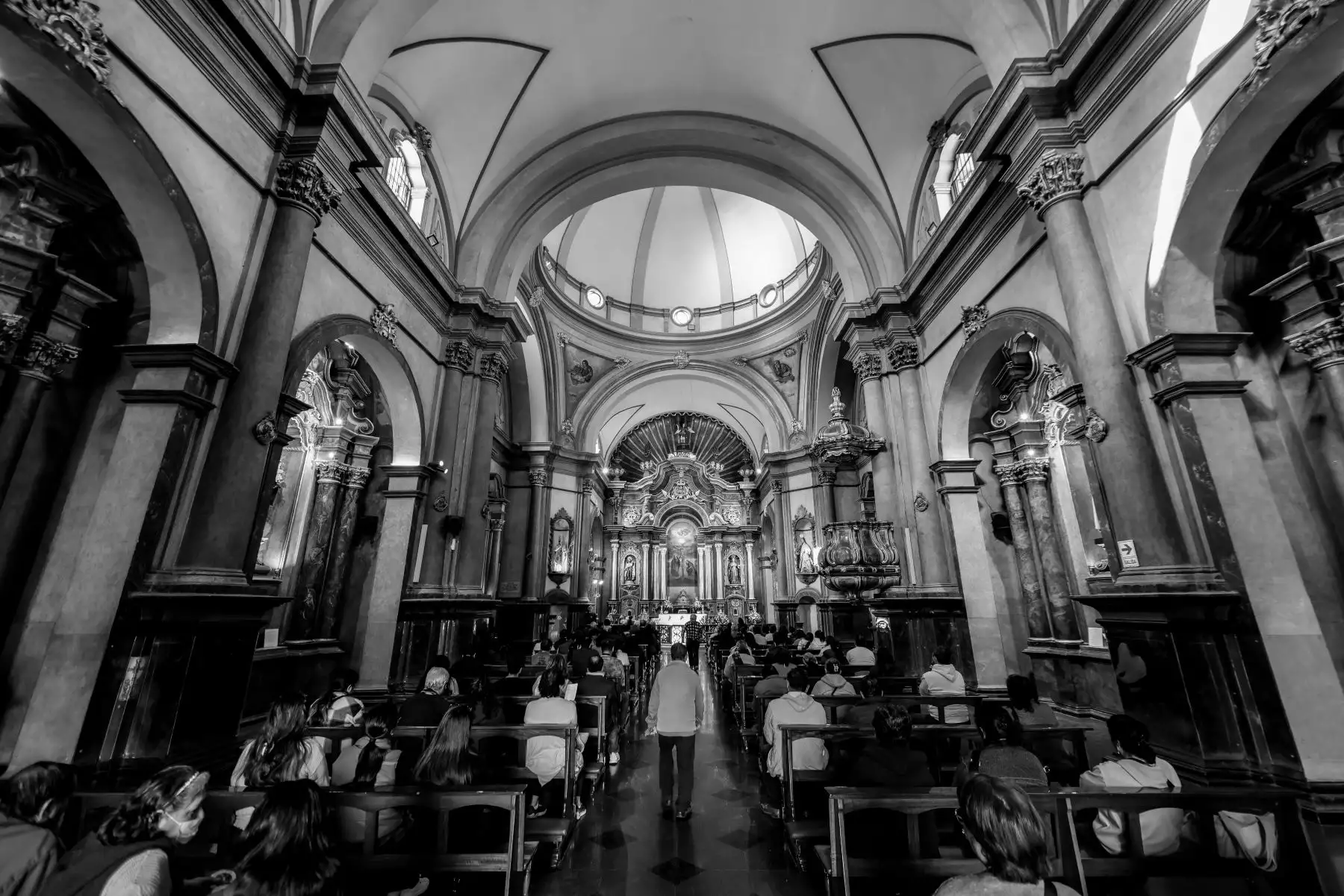 En el santuario Monasterio del Señor de los Milagro de Nazarenas, todos los días de octubre se celebrará la Santa Misa en los siguientes horarios: 6:00 am, 7:00 am, 9:00 am, 10:30 am, 12:00 m, 1:30 pm, 4:30 pm, 5:30 pm, 7:00 pm, 8:00 pm y 9:00 pm. Foto: ANDINA/Luis Iparraguirre