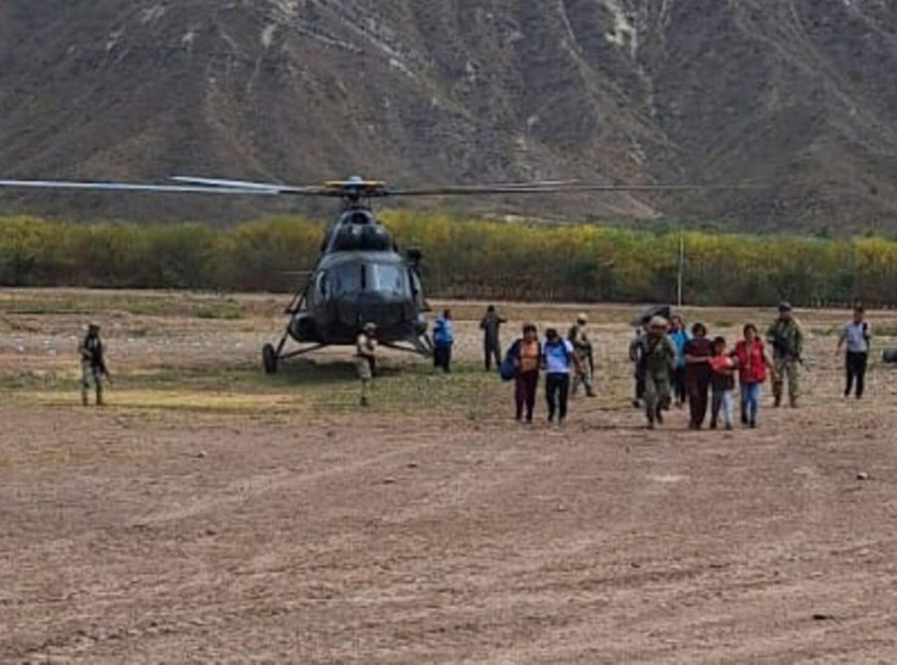 En un helicóptero del Ejército esta mañana fue evacuada la obstetra que fue atacada por manifestantes del centro poblado Wayampiak, ubicado en la provincia de Bagua, en Amazonas. ANDINA/Difusión