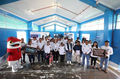 Un total de 45 armadores de embarcaciones artesanales de Sechura (Piura) recibieron sus habilitaciones sanitarias otorgadas por Sanipes. ANDINA/Difusión