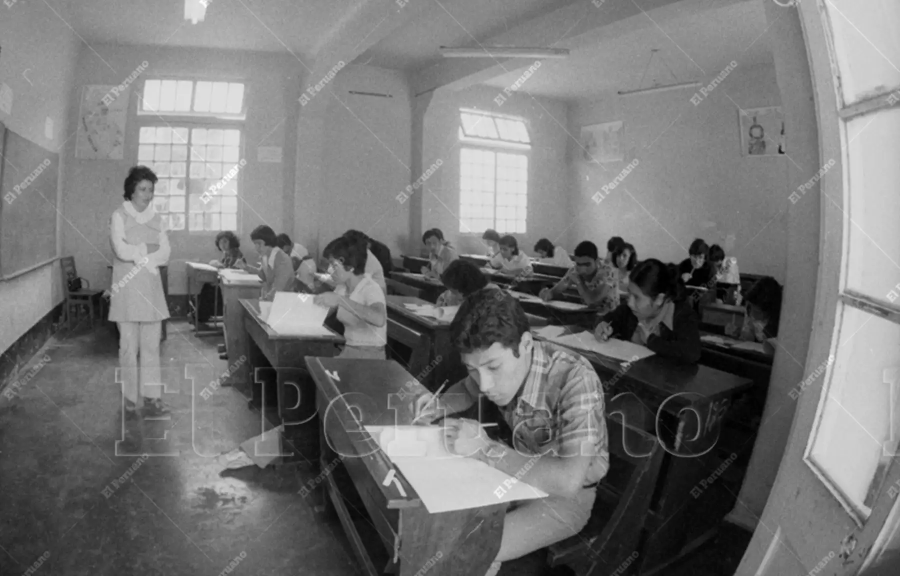 Lima - 18 diciembre 1977 / Responder en tres horas 140 preguntas de una exigente prueba es el reto de los postulantes a la Universidad Nacional Mayor de San Marcos. Foto: Archivo Histórico de El Peruano / Rolando Ángeles