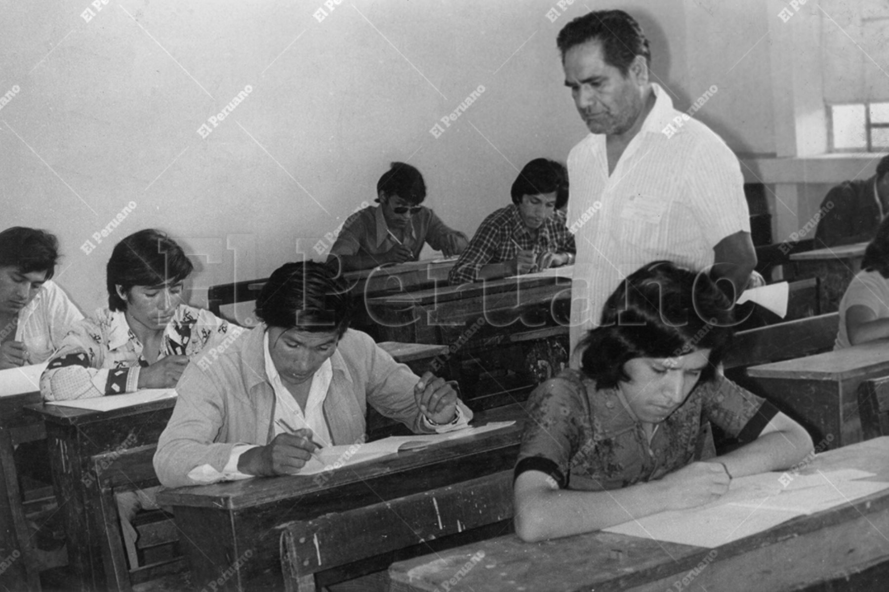 Lima - 2 abril  1978 / Con total normalidad,  27,618  postulantes rindieron el examen de admisión a la Universidad Nacional Mayor de San Marcos. Foto: Archivo Histórico de El Peruano / Virgilio Molero