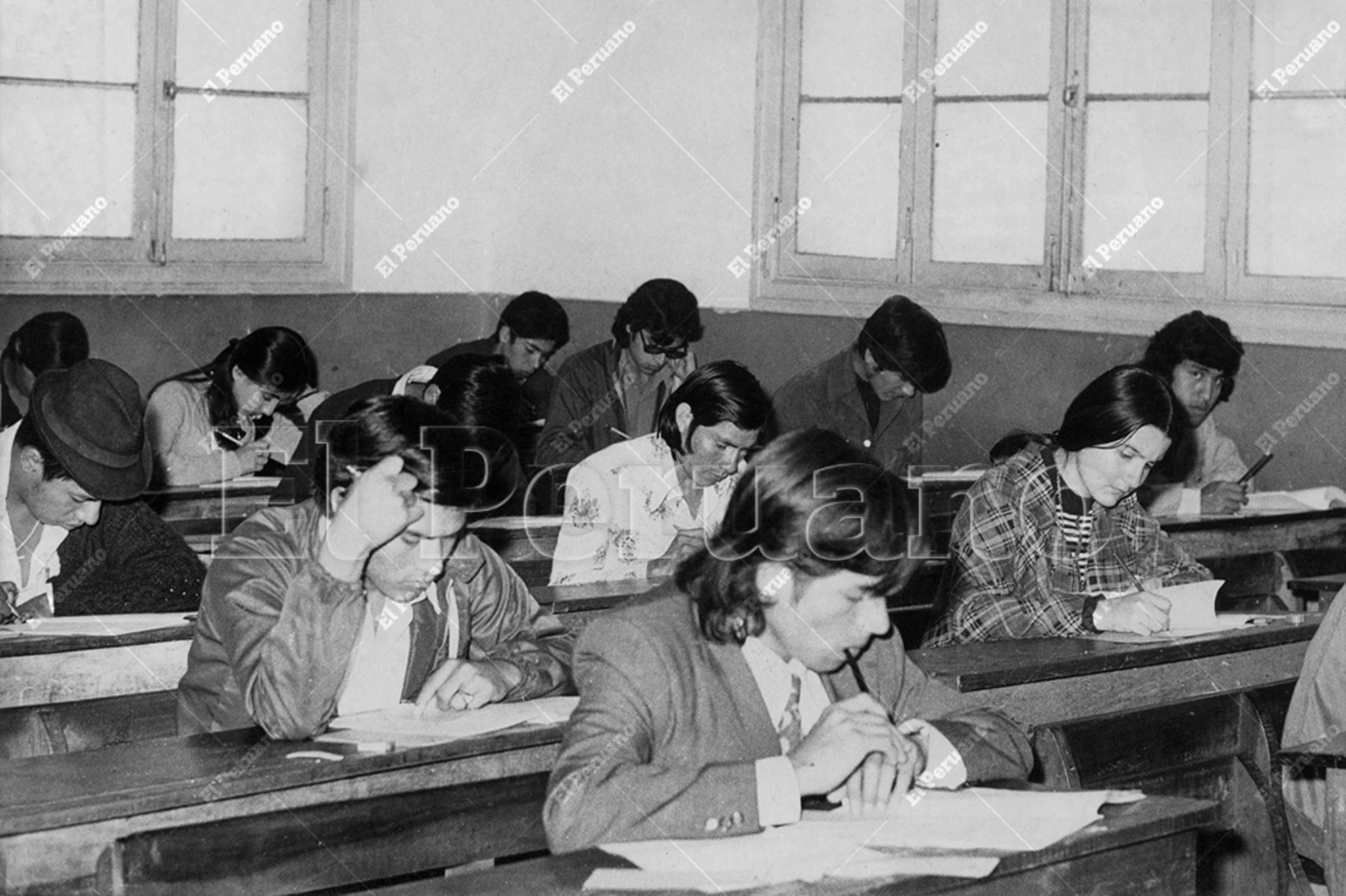 Lima - 25 mayo 1975  / El duelo silencioso de los más aptos. Más de veinticinco mil postulantes rindieron el examen de admisión  a la Universidad Nacional Mayor de San Marcos. Foto: Archivo Histórico de El Peruano / Orlando Adrianzén