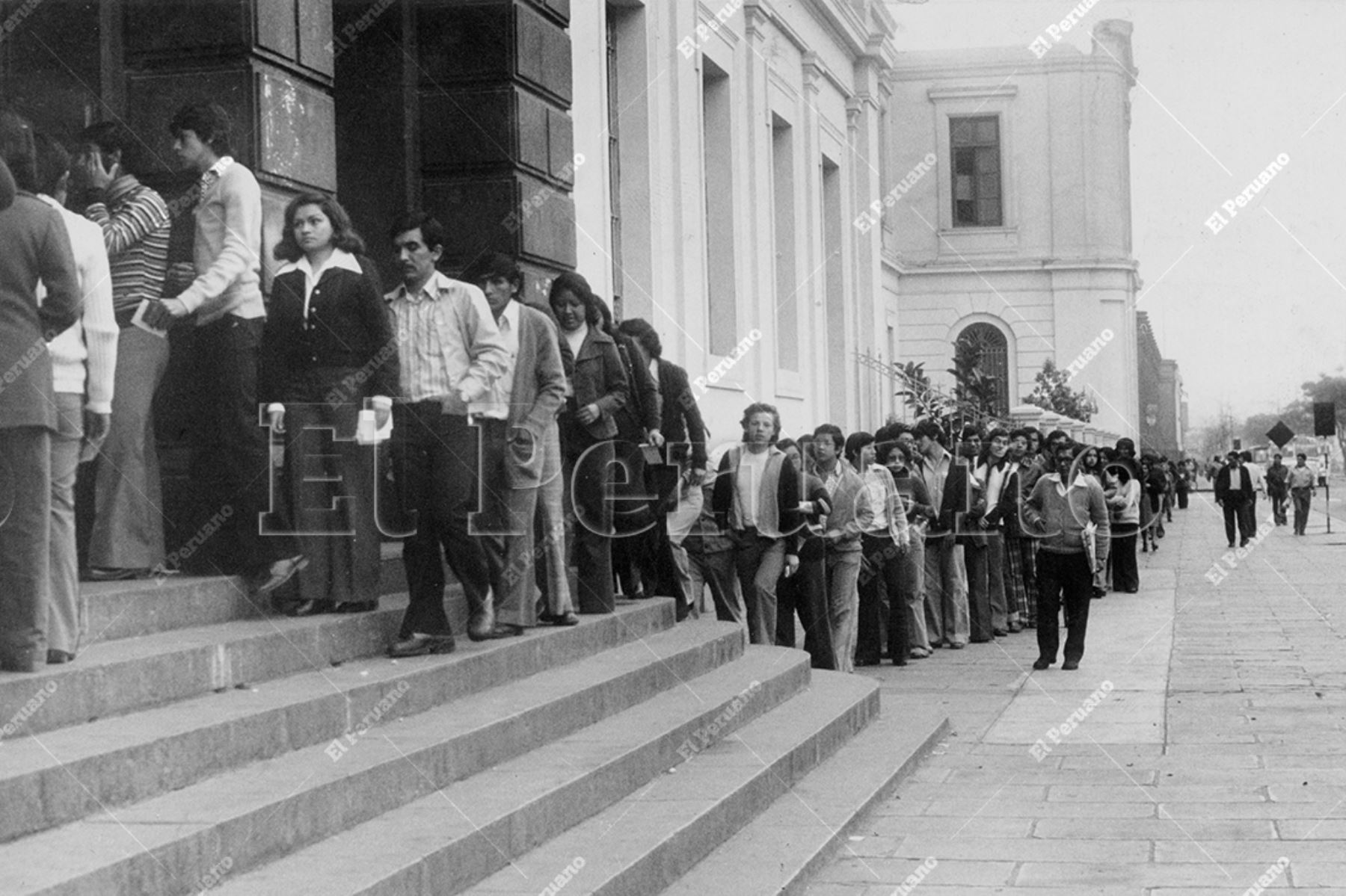 Lima - 01 agosto 1976 / Postulantes a la Universidad Nacional Mayor de San Marcos ingresan al colegio Nuestra Señora de Guadalupe donde rendirán el examen  de admisión. Foto: Archivo Histórico de El Peruano / Máximo Miralles