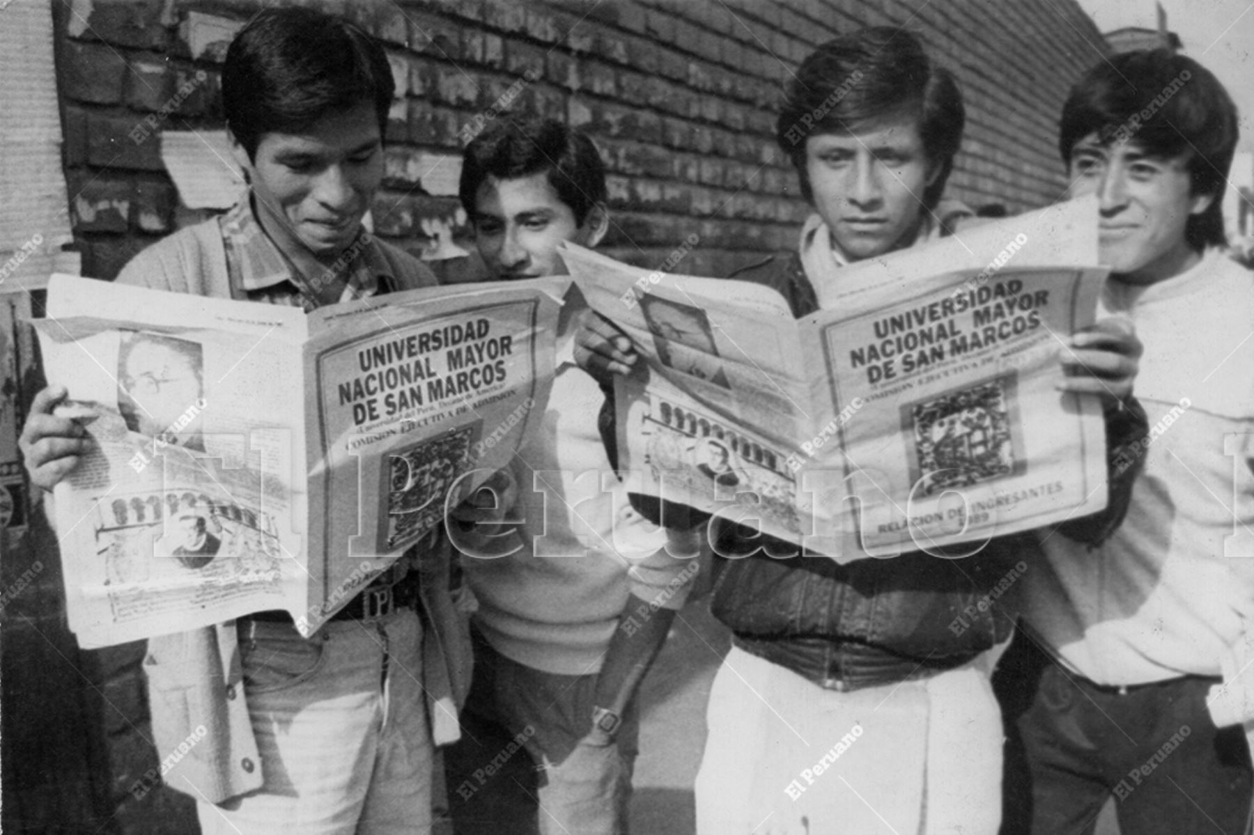 Lima - 28 junio 1989 / Postulantes a la Universidad Nacional Mayor de San Marcos buscan sus nombres en la lista de ingresantes publicada en el diario La Crónica. Foto: Archivo Histórico de El Peruano / Pavel Marrul