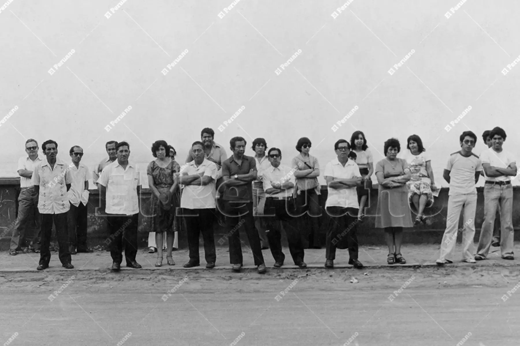 Lima - 25 marzo 1979 / Un grupo de padres de postulantes a la Universidad Nacional Mayor de San Marcos espera frente a unos de los 43 locales elegidos para rendir la exigente prueba. Foto: Archivo Histórico de El Peruano / Bernardo Torres