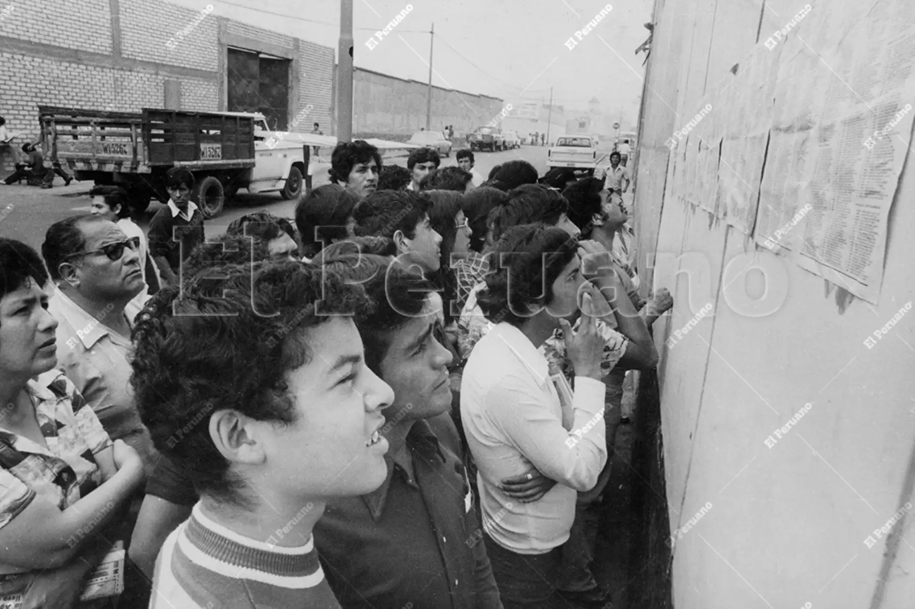 Lima - 21 diciembre 1988 / Postulantes a la Universidad Nacional Mayor de San Marcos buscan sus nombres en las listas de ingresantes pegadas en los locales donde rindieron la prueba. Foto: Archivo Histórico de El Peruano