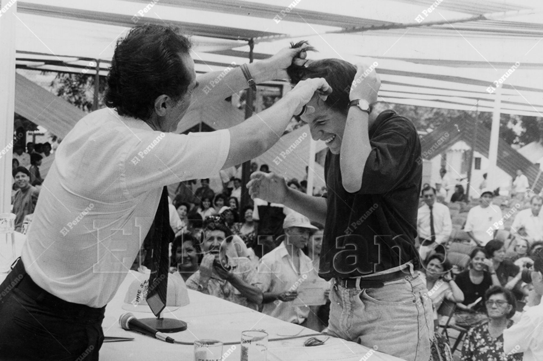 Lima -  1 marzo 1996 / Tradicional corte de pelo a los cachimbos de la  Universidad Nacional Mayor de San Marcos. Foto: Archivo Histórico de El Peruano / Jorge Paz