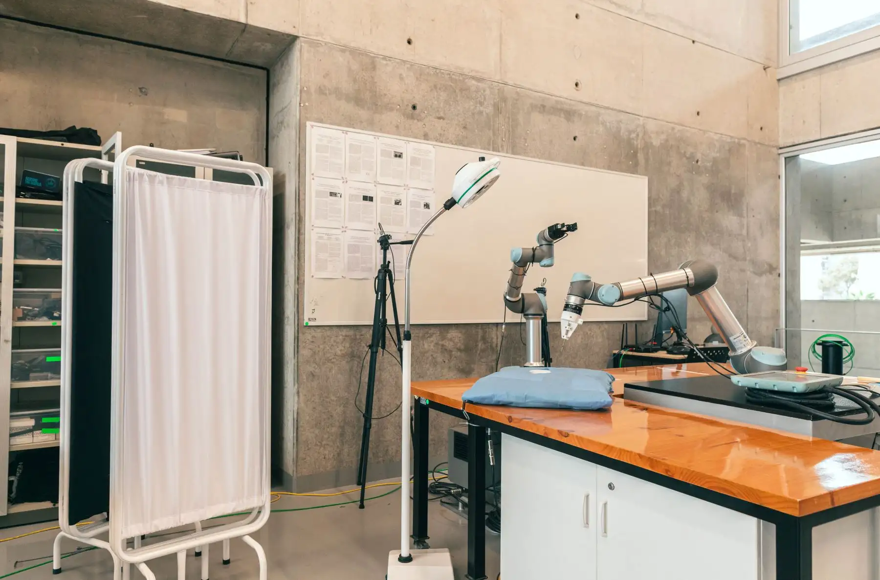 La estación de cirugía robótica hecha en Perú es una opción más accesible a comparación del robot DaVinci y busca facilitar el trabajo de los cirujanos principalmente en las actividades más repetitivas y más cansadas. Fotos: UTEC
