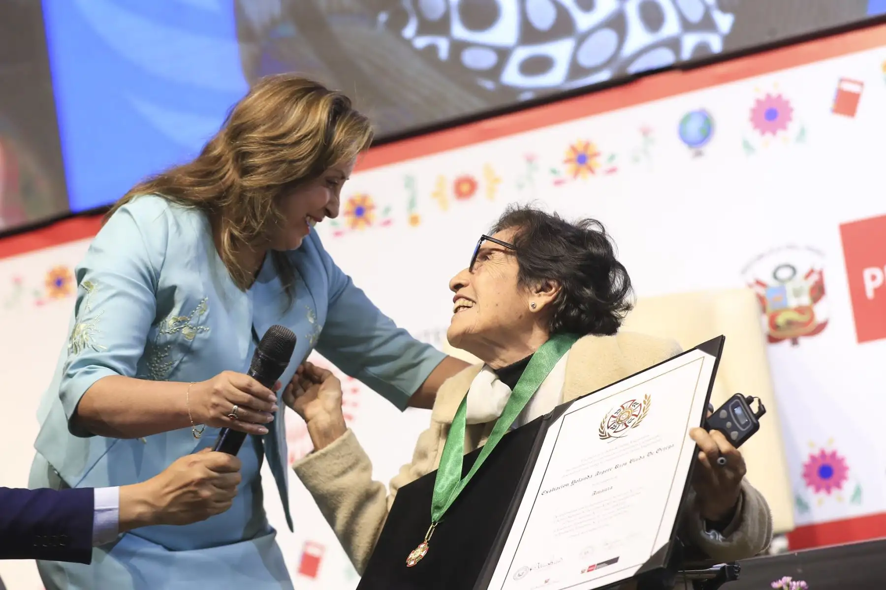 La presidenta de la República, Dina Ercilia Boluarte Zegarra, participó en la ceremonia de entrega de las “Palmas Magisteriales”, en reconocimiento al aporte y desempeño ejemplar de los profesionales de la educación. Foto: ANDINA/Presidencia