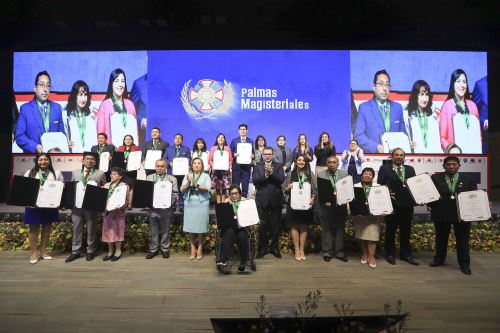 Presidenta Dina Boluarte participó en entrega de Palmas Magisteriales 2024