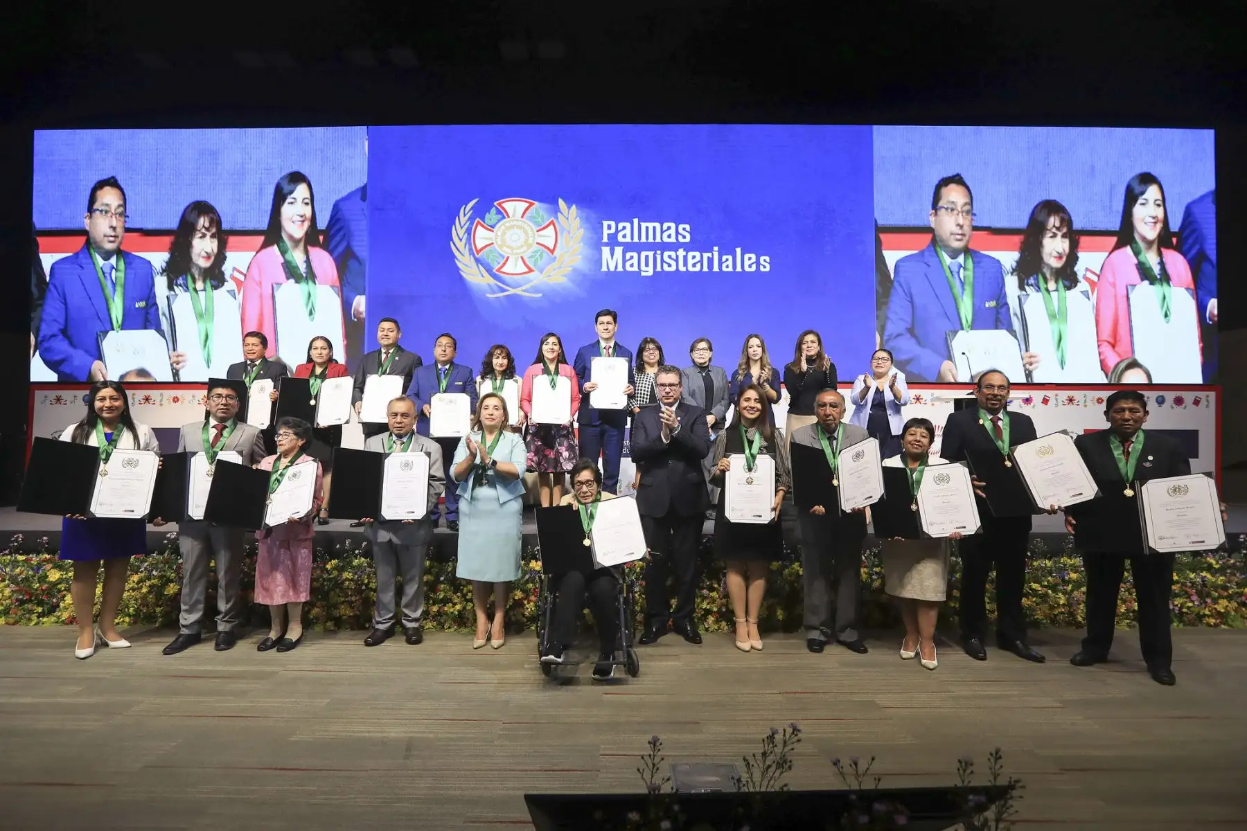 La presidenta de la República, Dina Ercilia Boluarte Zegarra, participó en la ceremonia de entrega de las “Palmas Magisteriales”, en reconocimiento al aporte y desempeño ejemplar de los profesionales de la educación. Foto: ANDINA/Presidencia