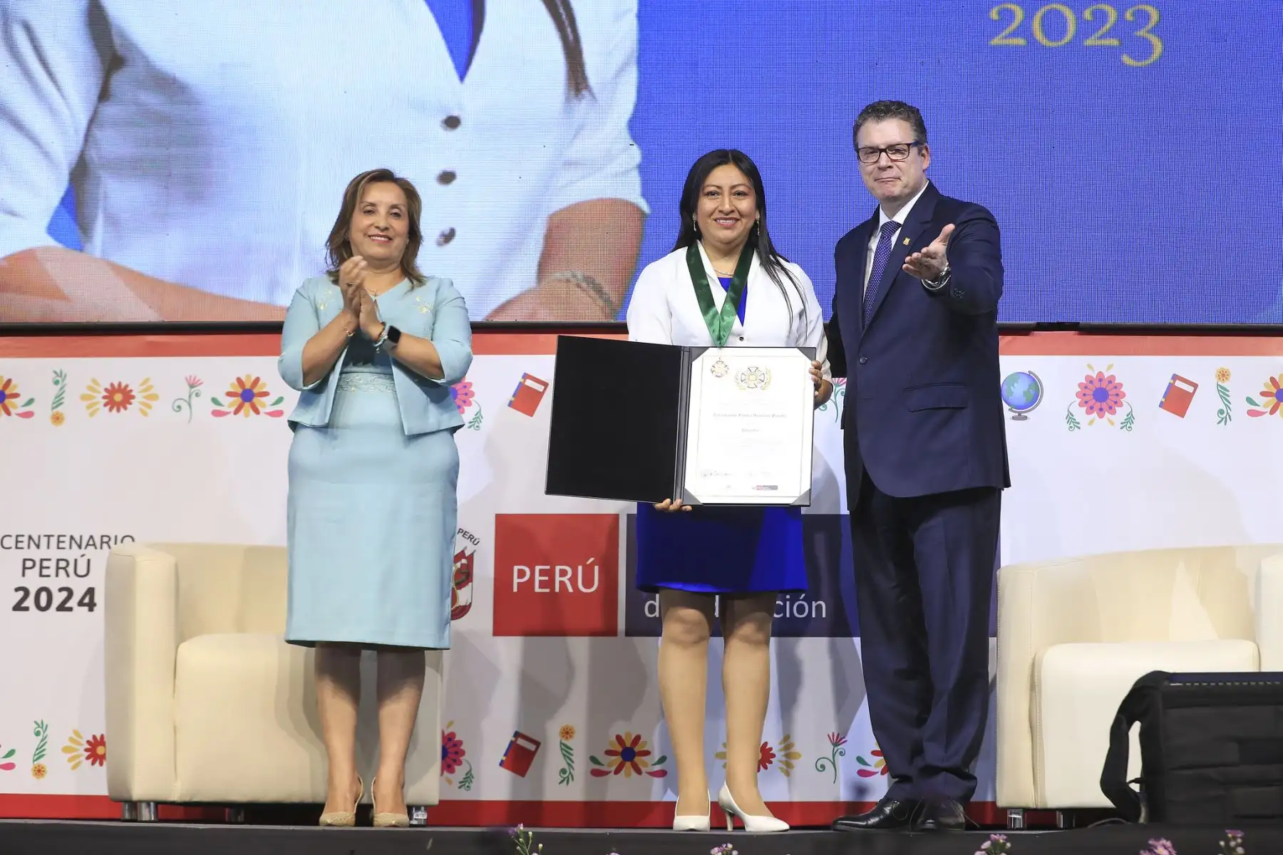 La presidenta de la República, Dina Ercilia Boluarte Zegarra, participó en la ceremonia de entrega de las “Palmas Magisteriales”, en reconocimiento al aporte y desempeño ejemplar de los profesionales de la educación. Foto: ANDINA/Presidencia