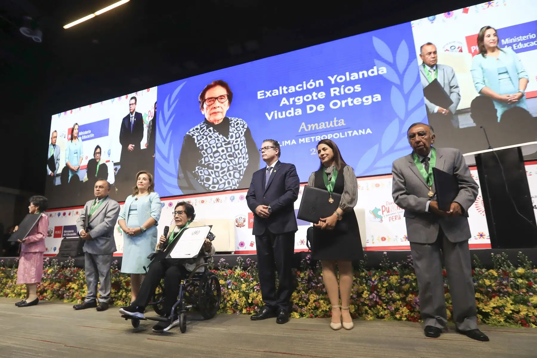 La presidenta de la República, Dina Ercilia Boluarte Zegarra, participó en la ceremonia de entrega de las “Palmas Magisteriales”, en reconocimiento al aporte y desempeño ejemplar de los profesionales de la educación. Foto: ANDINA/Presidencia