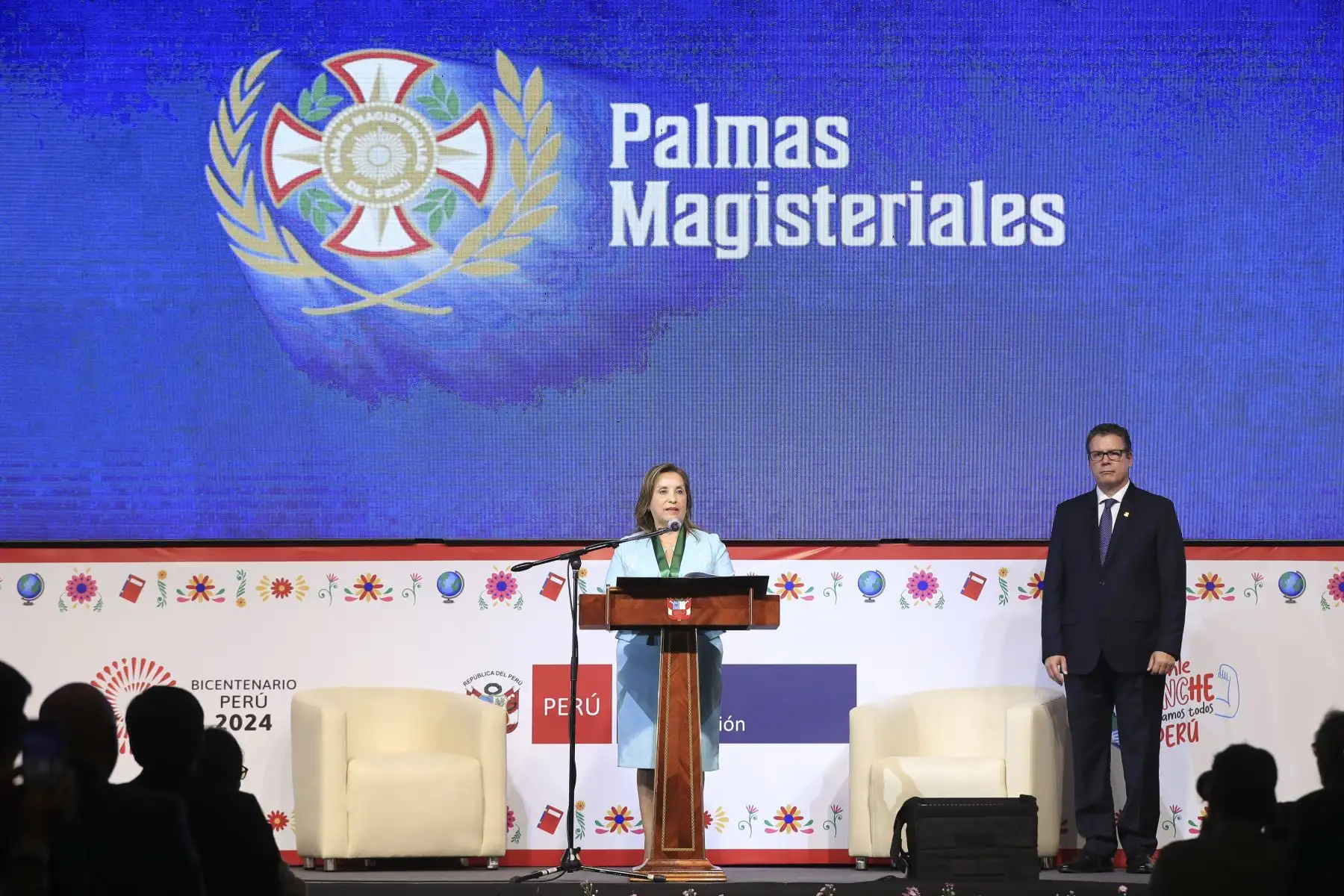 La presidenta de la República, Dina Ercilia Boluarte Zegarra, participó en la ceremonia de entrega de las “Palmas Magisteriales”, en reconocimiento al aporte y desempeño ejemplar de los profesionales de la educación. Foto: ANDINA/Presidencia
