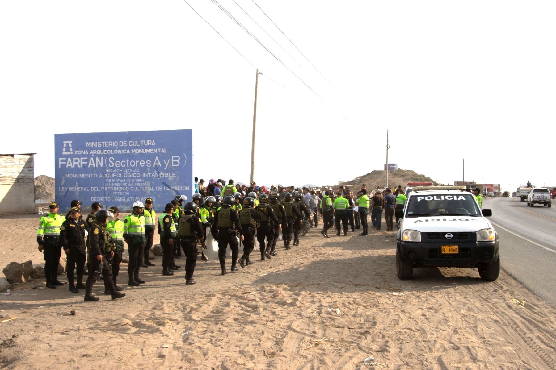 Con apoyo de la Policía Nacional, la Dirección de Cultura de La Libertad desalojó hoy a más de 100 invasores de la Zona Arqueológica Monumental Farfán, ubicada en la provincia de Pacasmayo. ANDINA/Difusión