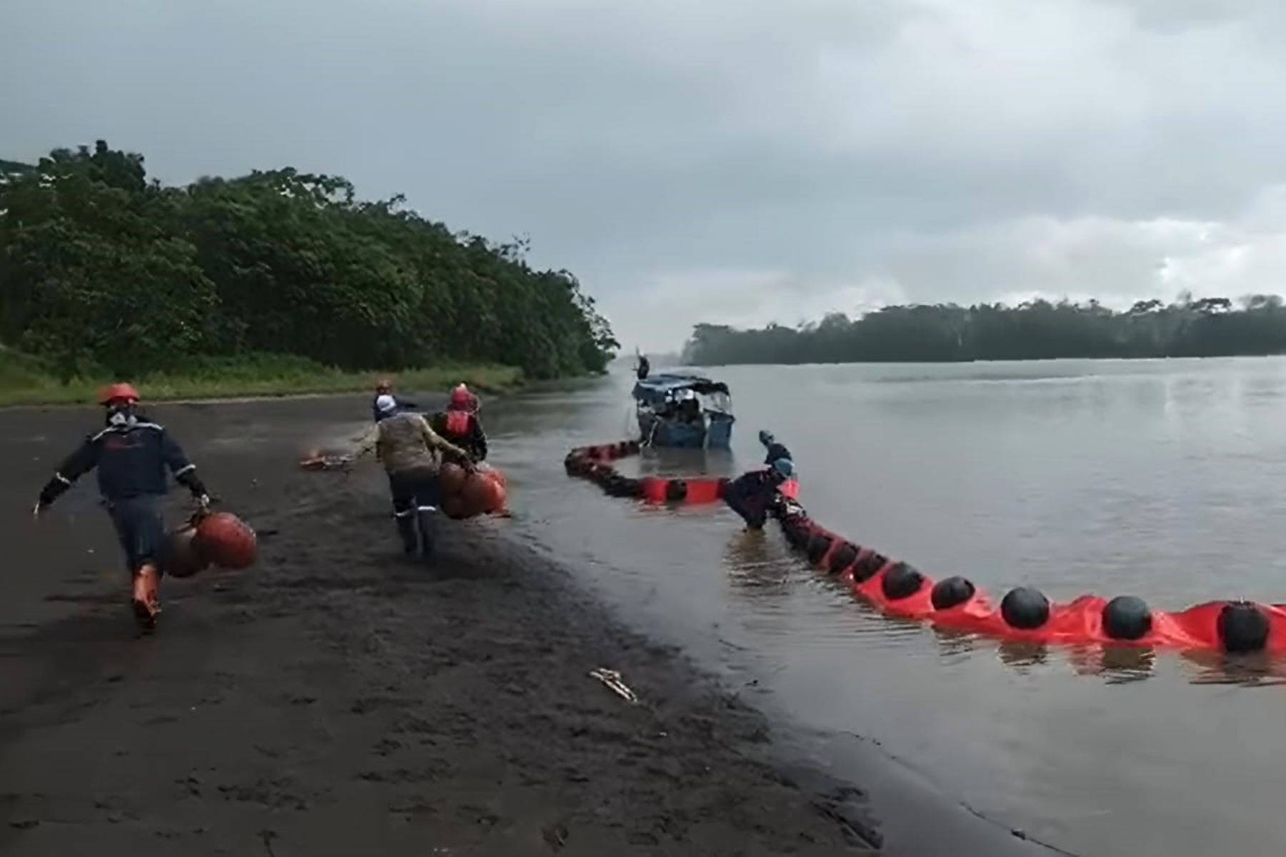 En mérito al plan de contingencia, Petroperú instaló barreras de contención para evitar que el crudo se expandiera. Foto: ANDINA/Petroperú