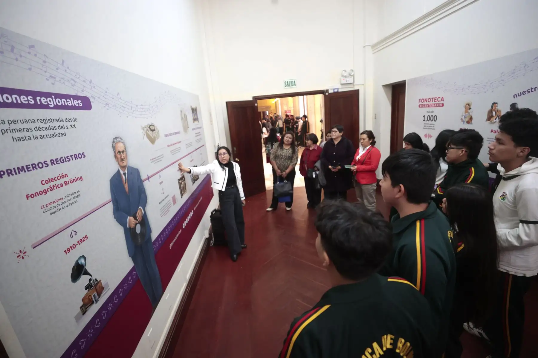 La Biblioteca Nacional del Perú, en coordinación con el Proyecto Especial Bicentenario, presenta la exposición “200 años después" Volumen 1, acerca de los principales hitos que marcaron la historia del Perú. 
Foto: ANDINA/ Vidal Tarqui
