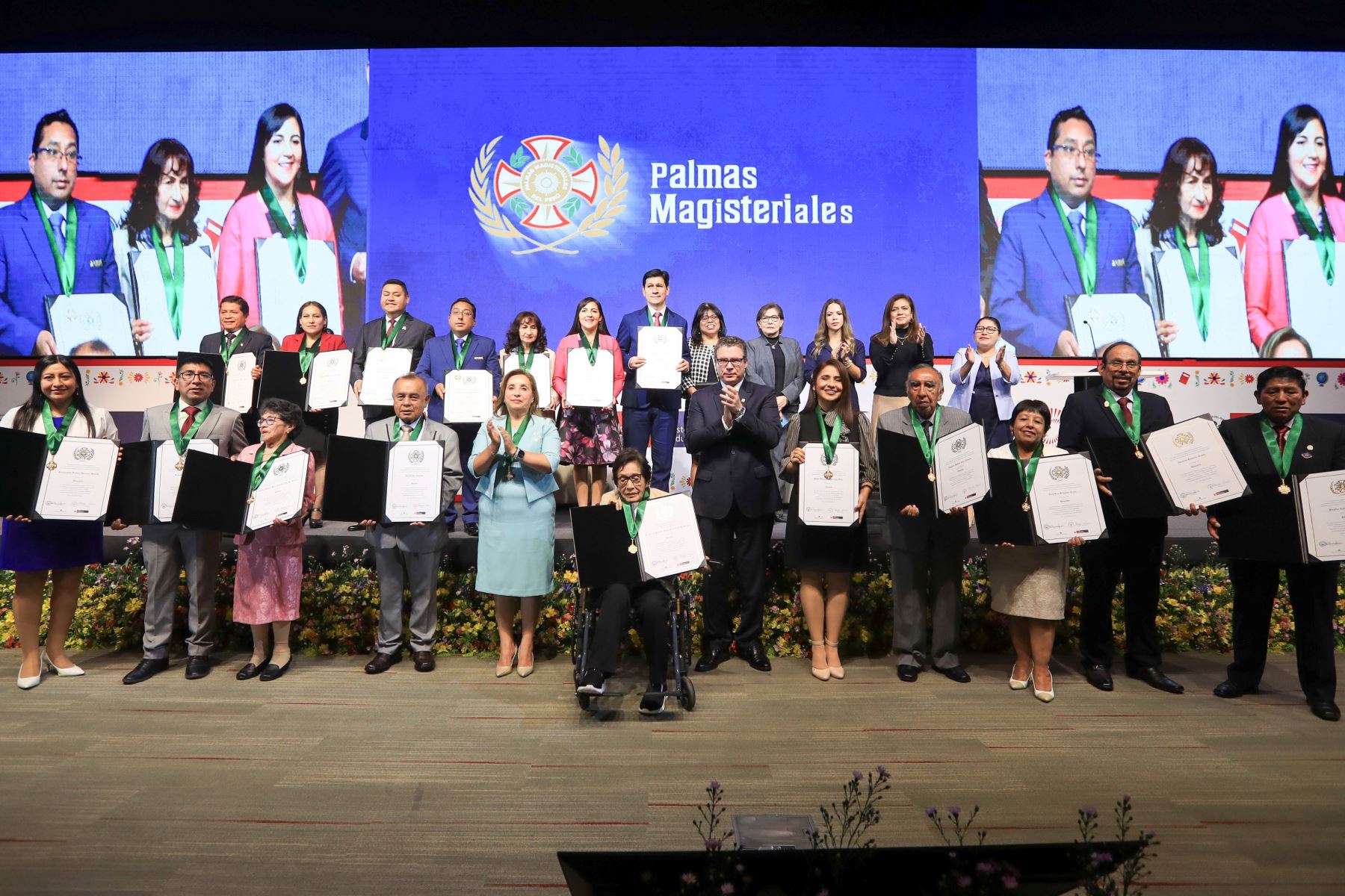 La presidenta de la República, Dina Boluarte, entregó las Palmas Magisteriales a docentes de diferentes regiones del país por su aporte a la educación peruana.