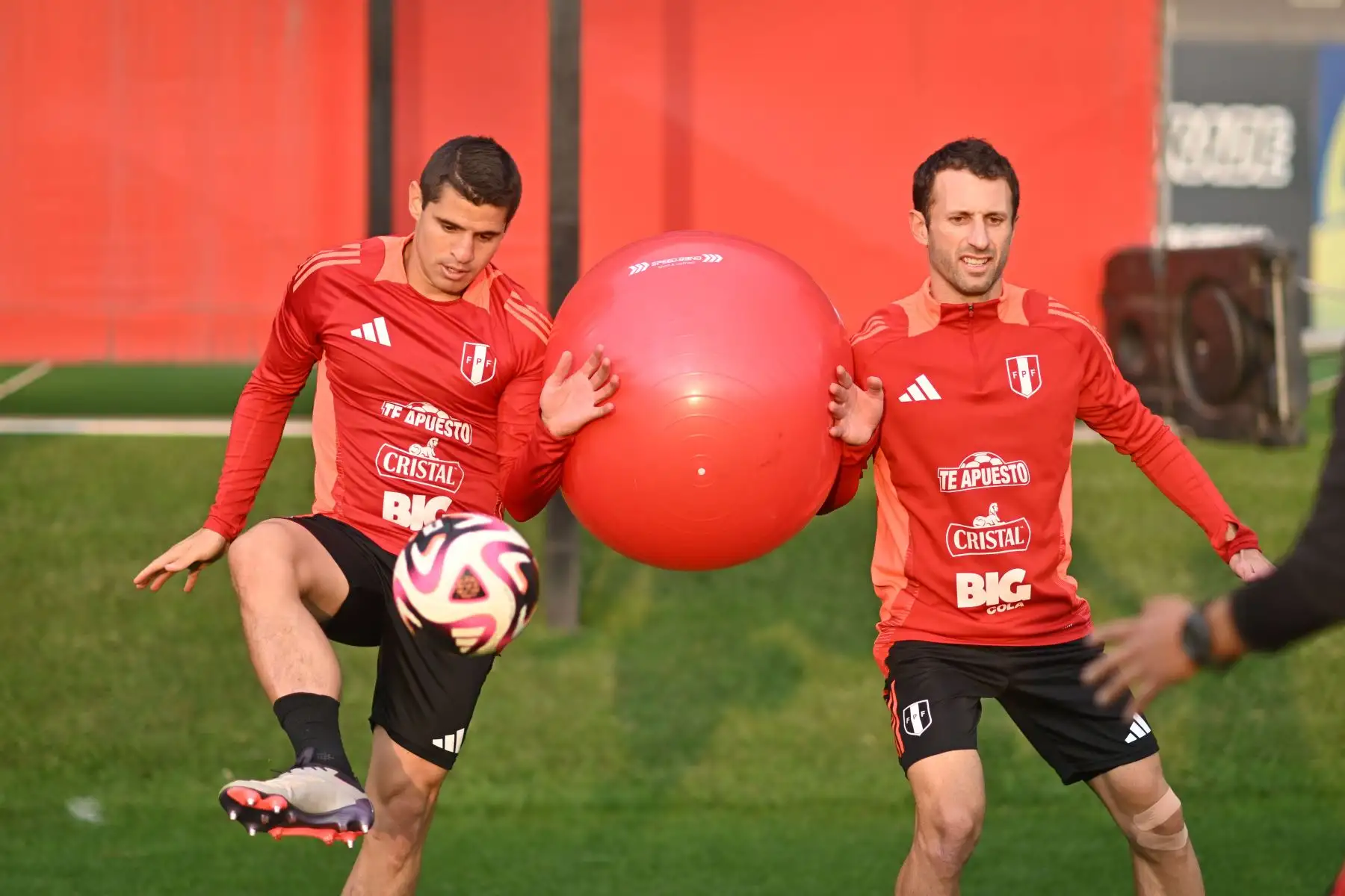 Jugadores convocados de la Selección Peruana de Fútbol entrenan en la Videna de San Luis hoy viernes 4 de octubre, con miras a sus próximos partidos de Eliminatorias al Mundial 2026 contra Uruguay y Brasil durante la primera quincena de este mes. Foto: FPF